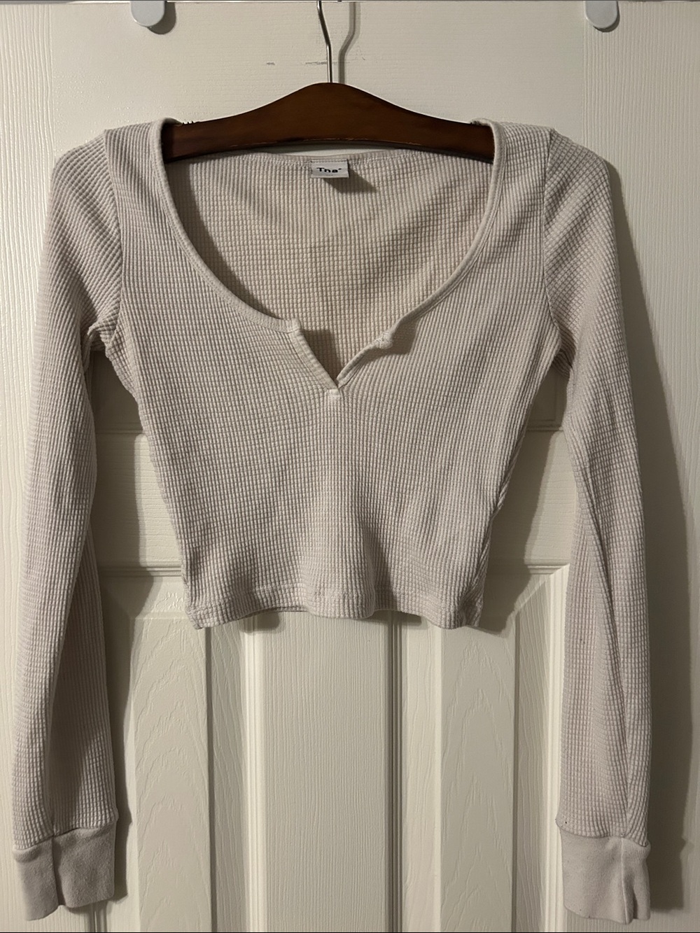 TNA Ribbed Crop top - Long-Sleeve Notch-Neck Top - White